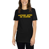 Agíteme antes de usarme | Camiseta de manga corta unisex