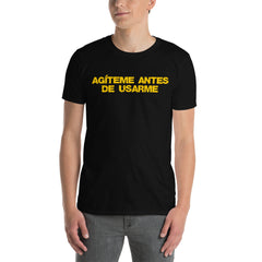 Agíteme antes de usarme | Camiseta de manga corta unisex