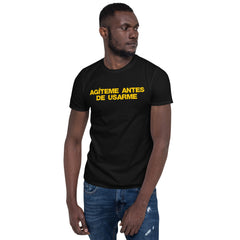 Agíteme antes de usarme | Camiseta de manga corta unisex