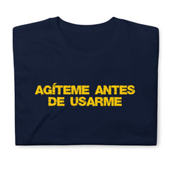 Agíteme antes de usarme | Camiseta de manga corta unisex
