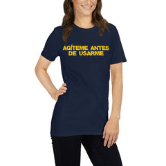 Agíteme antes de usarme | Camiseta de manga corta unisex