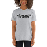 Agíteme antes de usarme | Camiseta clara de manga corta unisex