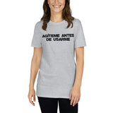 Agíteme antes de usarme | Camiseta clara de manga corta unisex