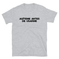 Agíteme antes de usarme | Camiseta clara de manga corta unisex