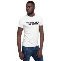 Agíteme antes de usarme | Camiseta clara de manga corta unisex