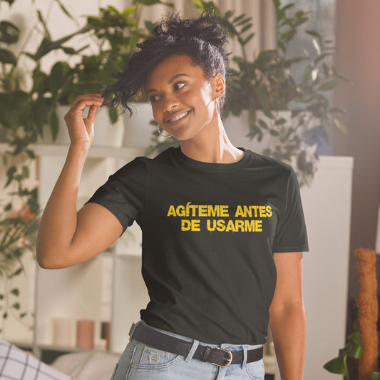 Agíteme antes de usarme | Camiseta de manga corta unisex