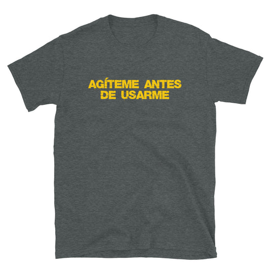 Agíteme antes de usarme | Camiseta de manga corta unisex