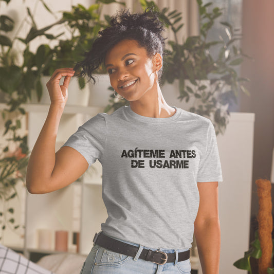 Agíteme antes de usarme | Camiseta clara de manga corta unisex