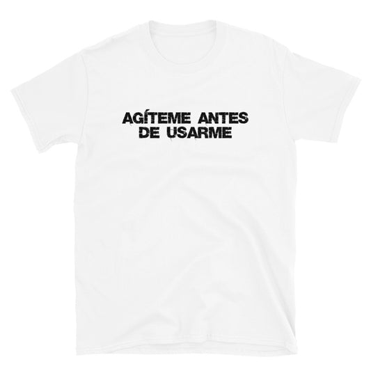 Agíteme antes de usarme | Camiseta clara de manga corta unisex